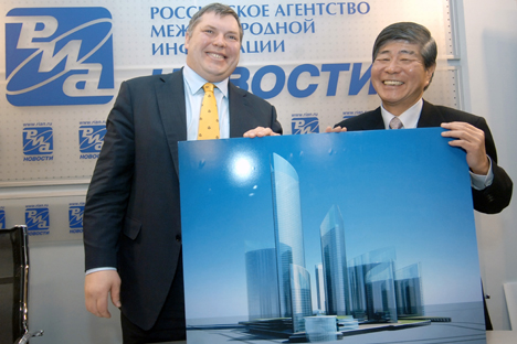 ミハイル・スリペンチュク下院対日議連会長と日建設計の中村光男代表取締役会長　＝セルゲイ・ピャタコフ/ロシア通信撮影